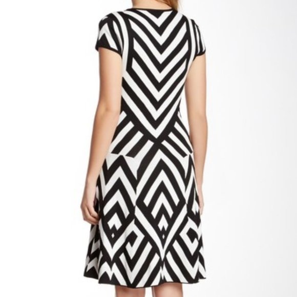 ECI Black White Geometric Knit Short Sleeve Dress - Picture 7 of 7